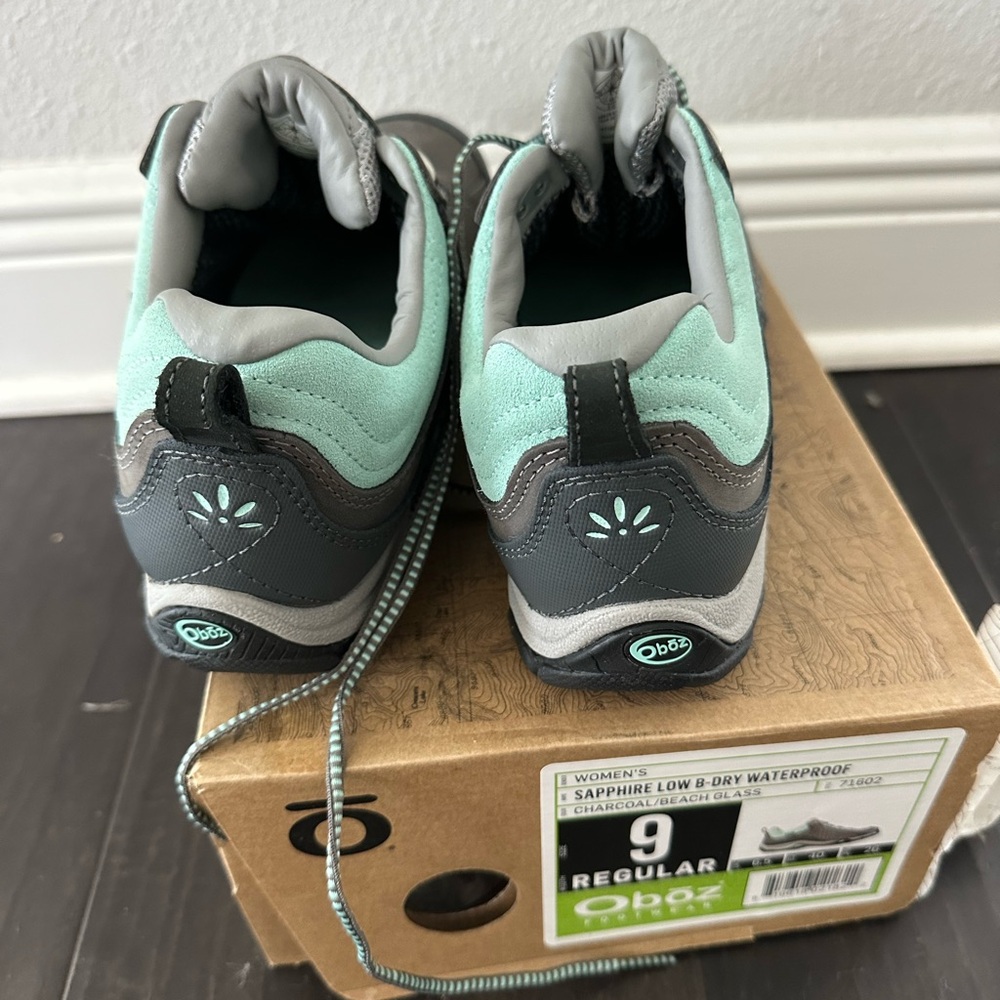 Gray and Green Sneakers with Breathable Mesh and Lace-Up Design
